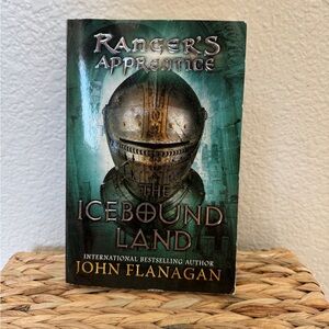 Ranger's Apprentice: The Icebound Land by John Flanagan - Green and Black Cover